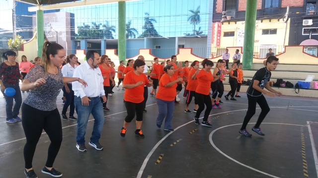 Celebran Día del Abrazo con ejercicio