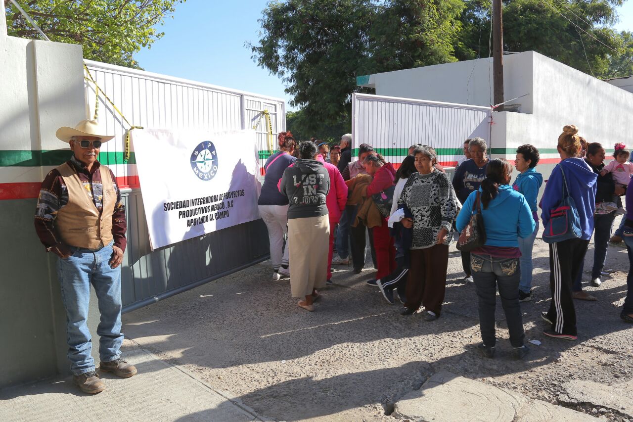 Cien personas por un momento impidieron el paso a los trabajadores.