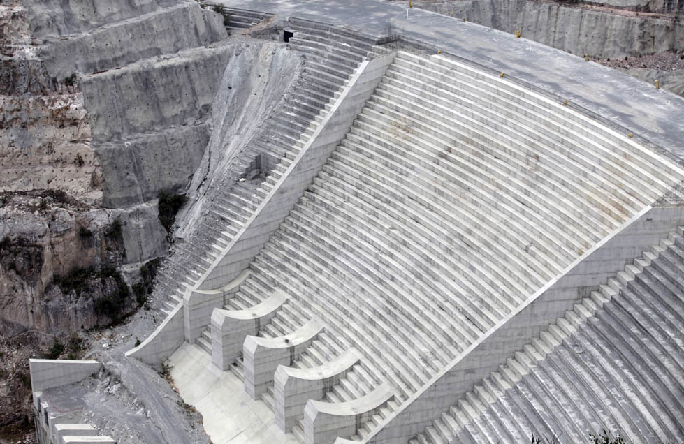 La construcción de la cortina de la presa El Zapotillo está detenida; actualmente alcanza 80 metros de altura.