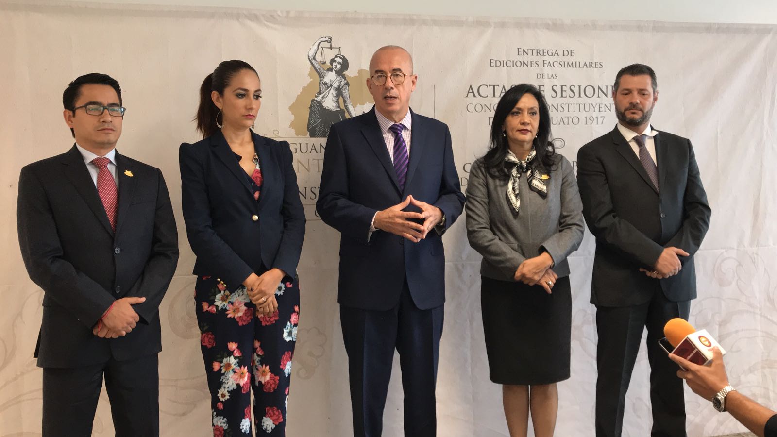 El coordinador de la bancada del PAN, Éctor Jaime Ramírez Barba (centro), acompañado de Libia Dennise García Muñoz Ledo,  Leticia Villegas Nava, Juan 