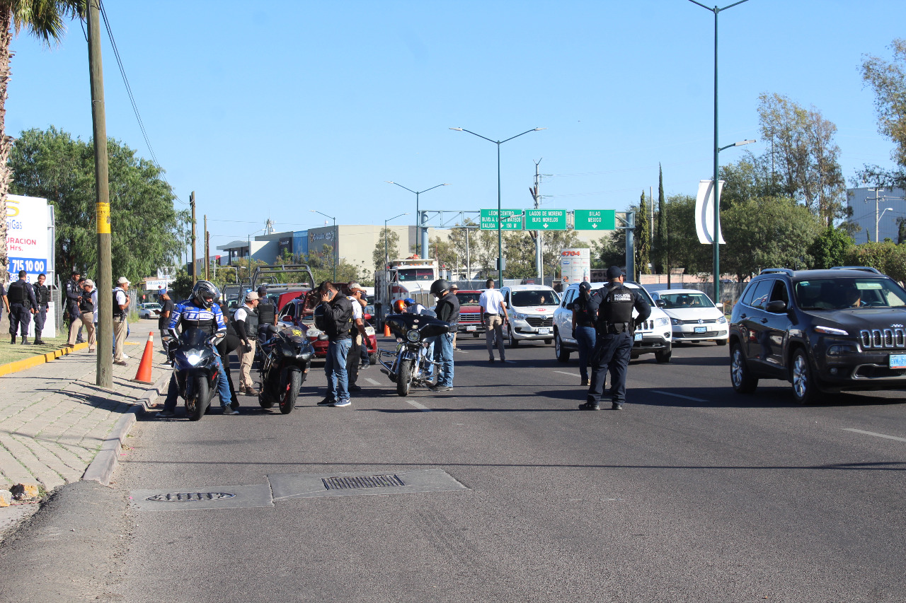 En el bulevar Torres Landa se lleva a cabo el operativo. 
