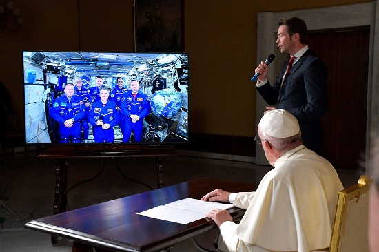 Foto del folleto de la oficina de prensa del Vaticano muestra al Papa Francisco durante la conexión de videoconferencia con la Estación Espacial Inter