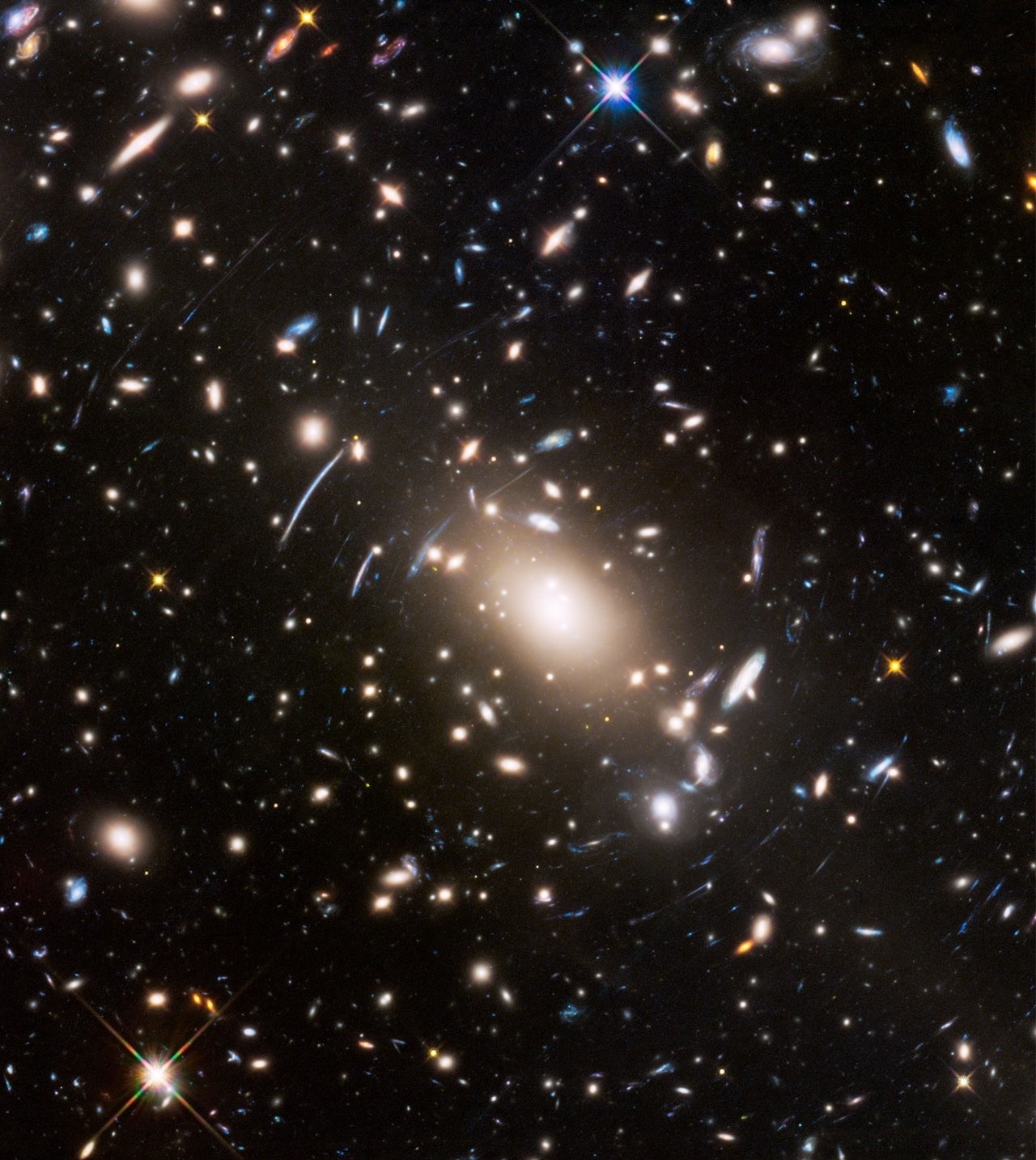 El 'Hubble' descubrió que las galaxias más brillantes dentro de los cúmulos 'se tambalean'.