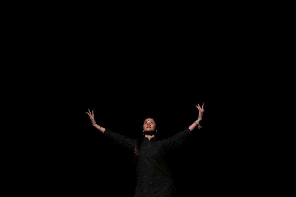 Integrantes del Natya Ballet Centre ensayan unas horas antes de presentar "Samanvya" en el Teatro Cervantes.