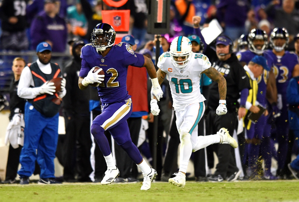 Jimmy Smith corre a la zona de anotación tras realizar una intercepción