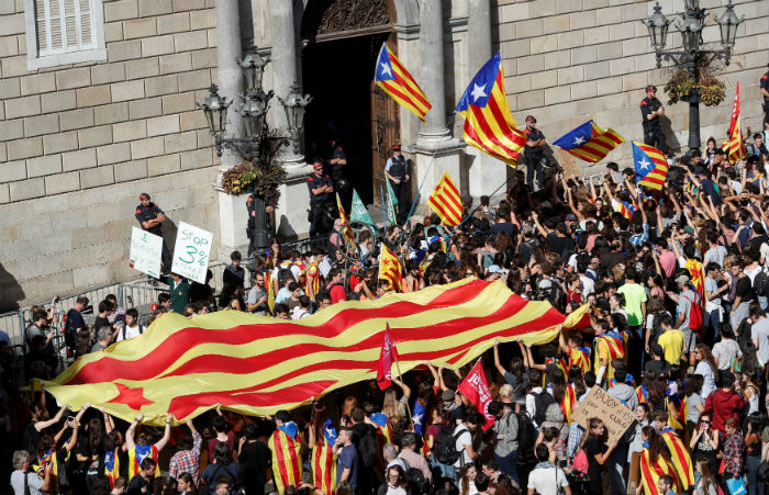 Miles de personas protestan frente al Parlamento de Cataluña.