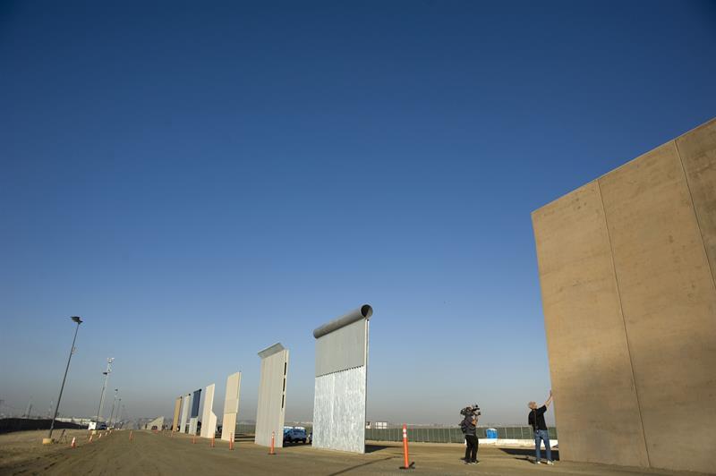 El muro en la frontera sur de EU, una de las promesas electorales más polémicas del ahora presidente Trump, ya tiene sus ocho prototipos terminados.