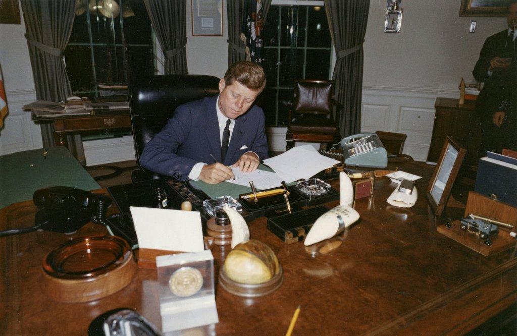 El presidente George H.W. Bush firmó una ley el 26 de octubre de 1992 que exigía que todos los documentos relacionados con el asesinato fueran dados a