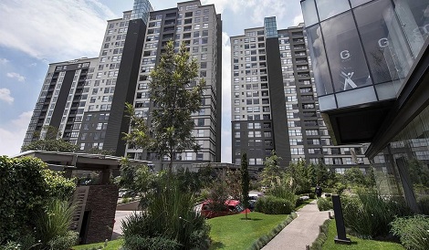 En sus cuatro torres, este complejo habitacional alberga lujosos departamentos.