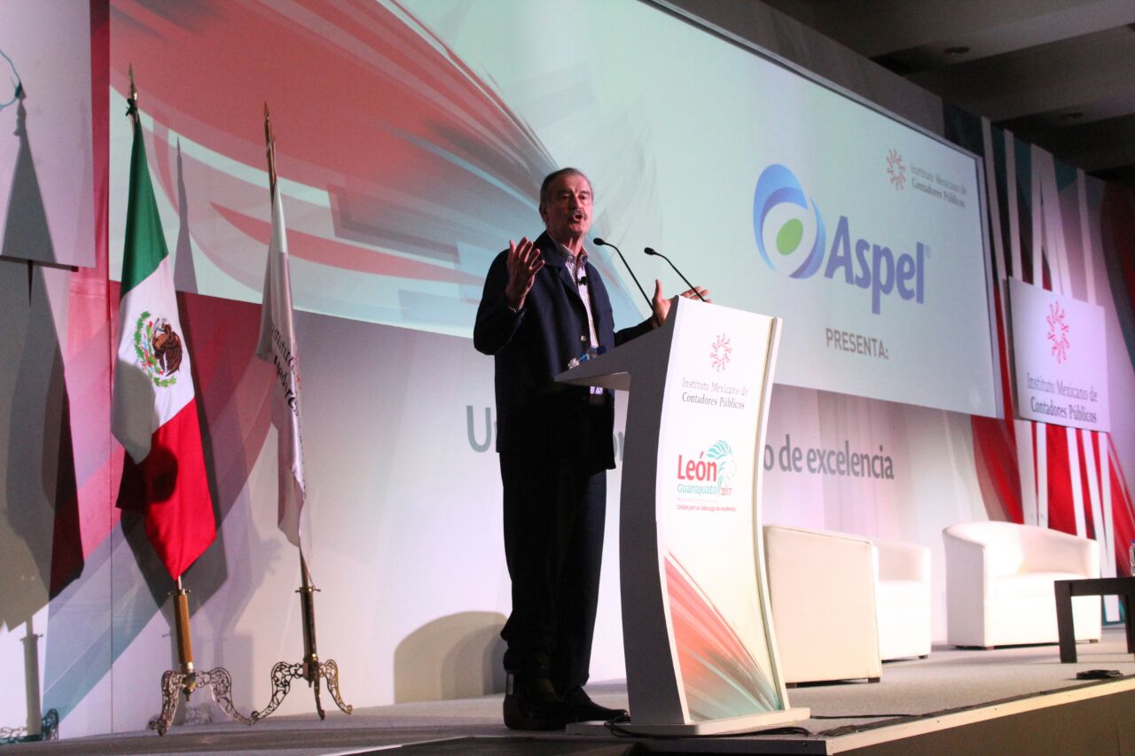 Vicente Fox durante la 94 la Asamblea de Convención Nacional de Contadores. 
