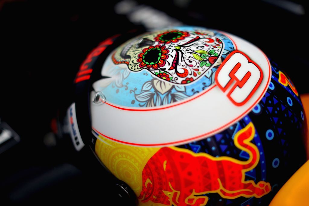 Casco de Daniel Ricciardo de la escudería Red Bull