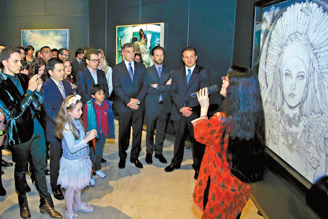 Funcionarios y directivos durante el recorrido por la exhibición, que ocupa dos salas del Museo Internacional del Barroco. 