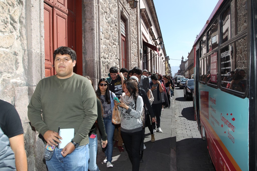 jóvenes esperan entrar al Master Class de Guillermo del Toro en el Festival Internacional de Cine de Morelia. 