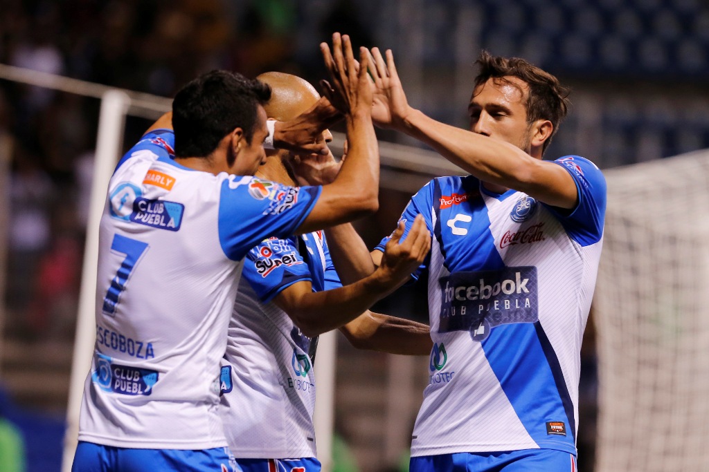 Jugadores de Puebla en festejo de gol ante Pumas