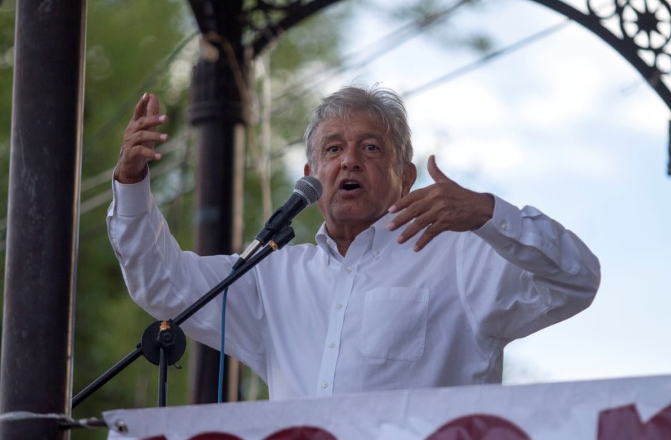 López Obrador dijo que buscará a Monreal "para evitar que se vaya con la mafia del poder".