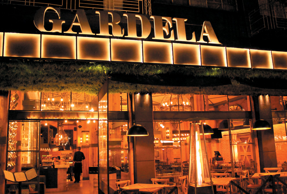 La luz cálida invade el lugar, dando espacio a un ambiente cómodo y elegante en Gardela. Si quieres celebrar tu próximo cumpleaños con tus amigos más 