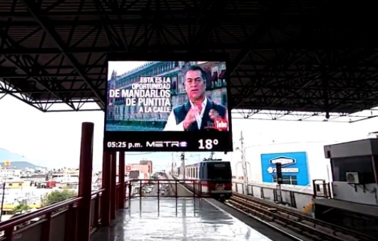 Las pantallas publicitarias del metro transmitiendo el video de "Bronco" 