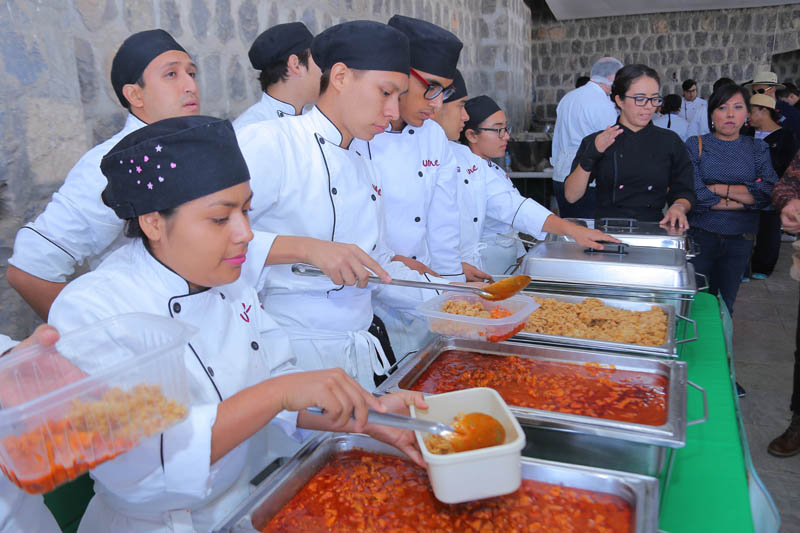 Alumnos de gastronomía de universidades de la región prepararon la Mega Reliquia.