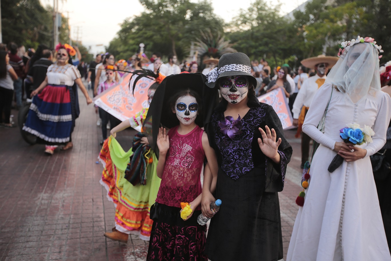 Desfilan catrinas por Guadalajara 