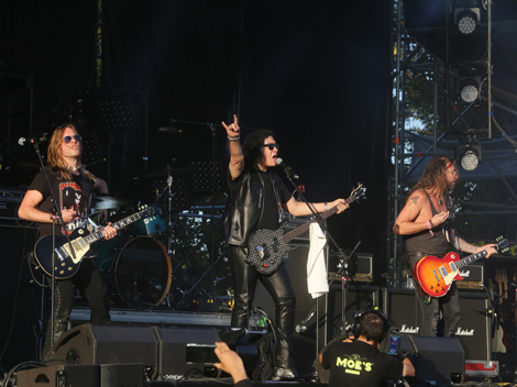 El integrante de KISS, Gene Simmons. (centro)