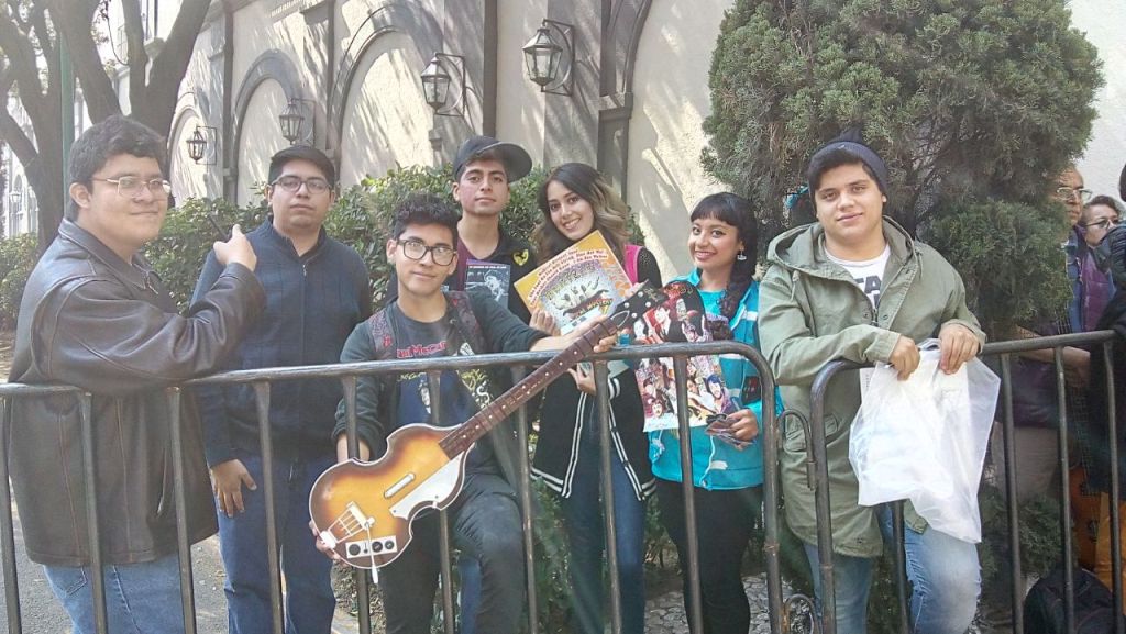Fans de Paul McCartney esperan la músico afuera de su hotel. 