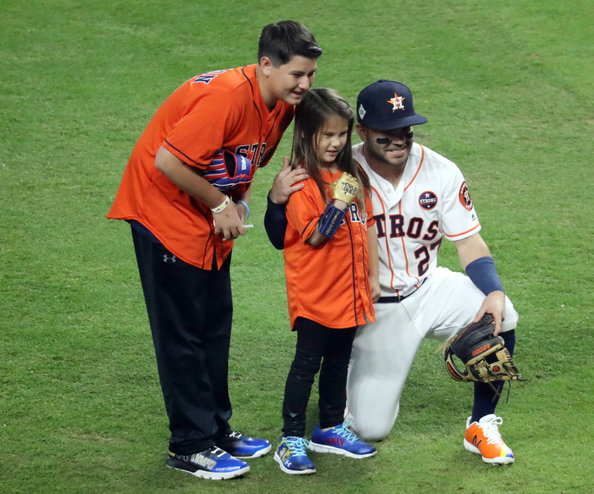 Hailey Dawson y José Altuve de los Astros de Houston tras el lanzamiento de la bola inicial