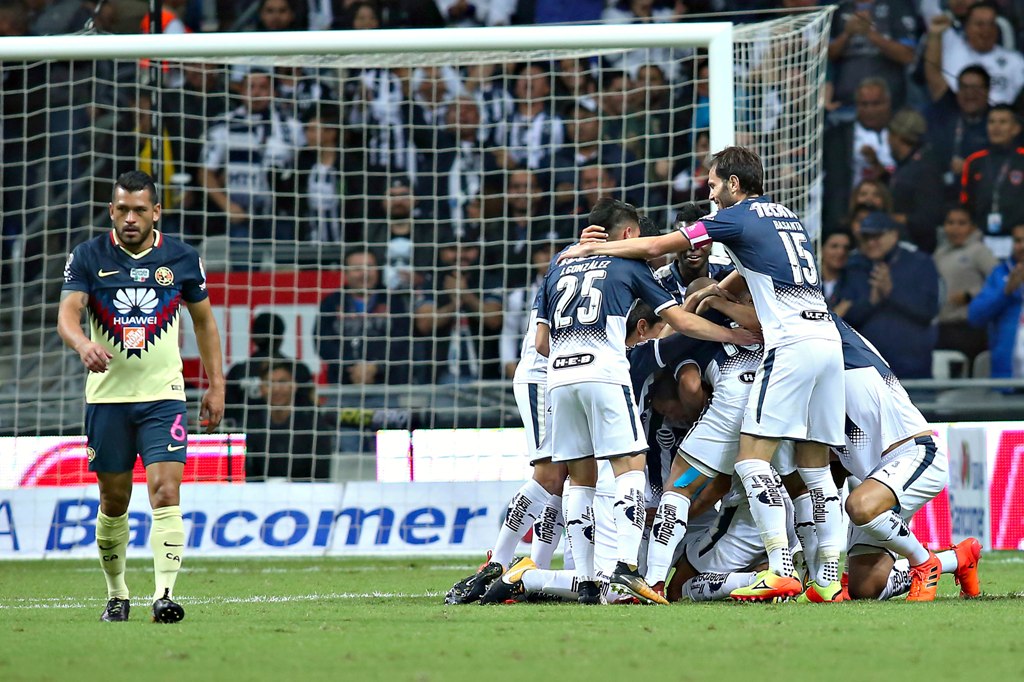 Jugadores de Monterrey en festejo de gol 