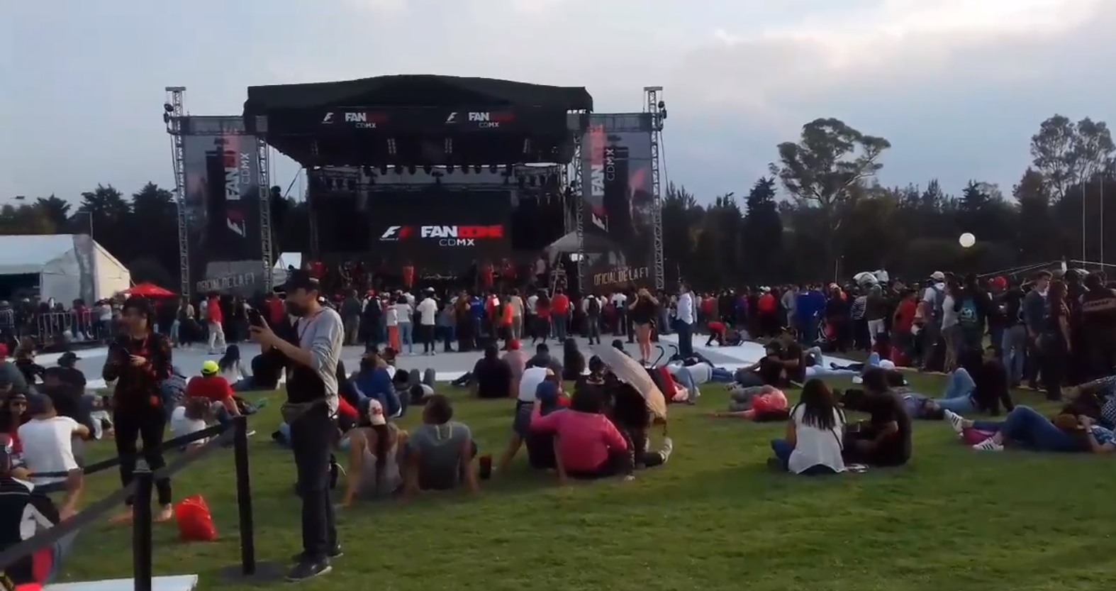 Los aficionados hicieron una larga fila para conocer a los pilotos de la Fórmula 1