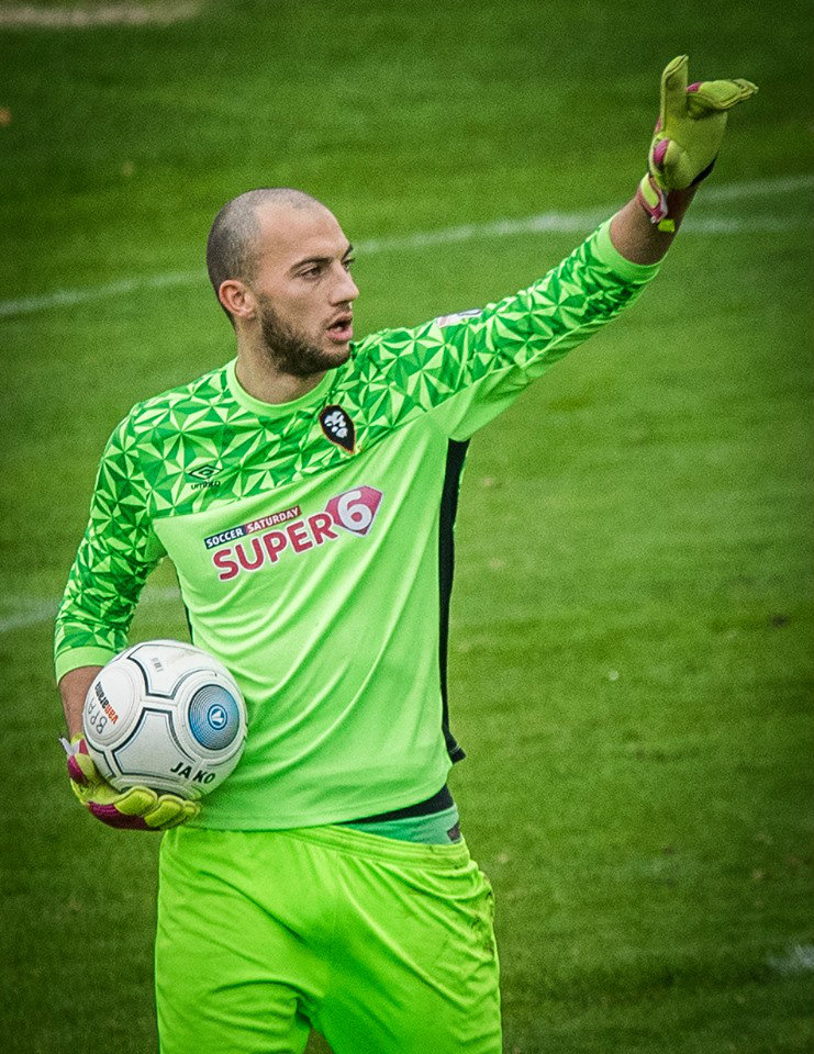 Max Crocombe, arquero del Salford City de la sexta división inglesa