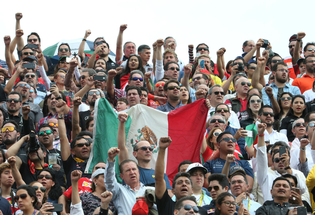Aficionados honran a las víctimas del sismo levantando el puño en la vuelta 19 del GP de México