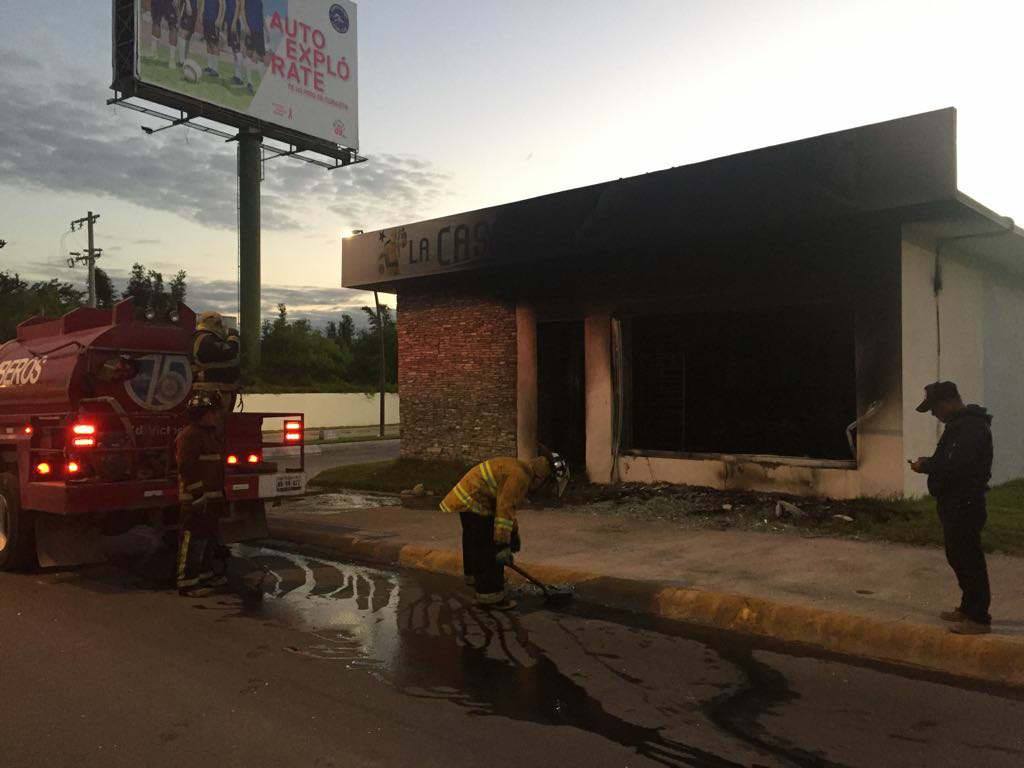 Bomberos sofocando incendio en un local de Ciudad Victoria 