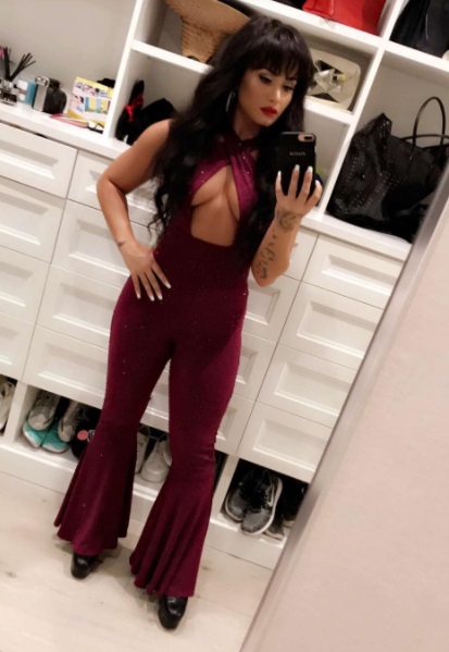 Demi Lovato se disfraza como Selena Quintanilla.