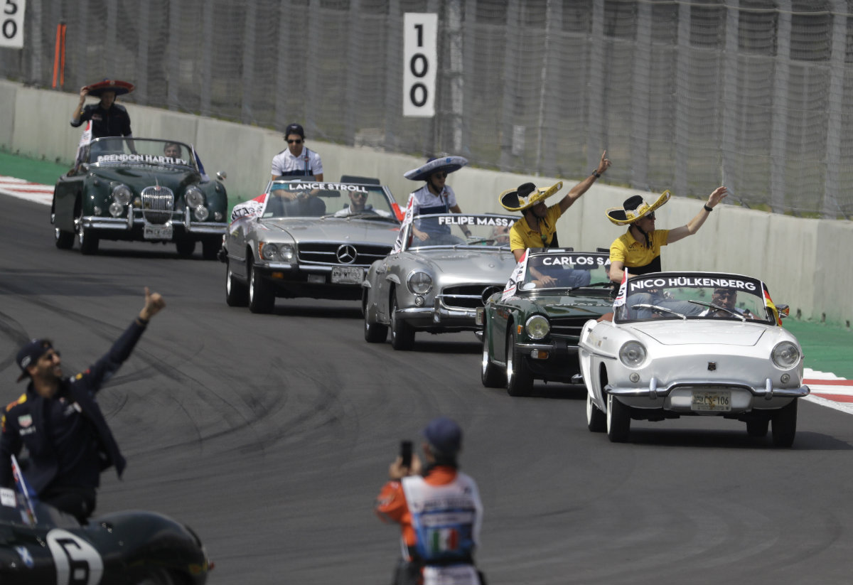 El desfile de los pilotos de F1 en autos clásicos en el Autódromo Hermanos Rodríguez