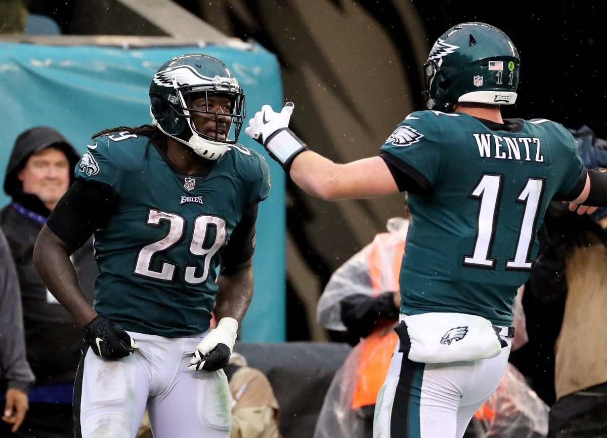 LeGarrette Blount y Carson Wentz celebran el triunfo de los Eagles