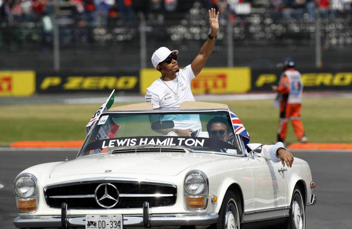 Lewis Hamilton, en el desfile de autos clásicos previo al Gran Premio de México