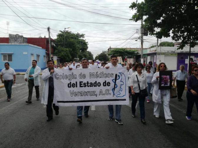 Médicos y enfermeras activos y jubilados exigieron justicia por el neurocirujano asesinado.