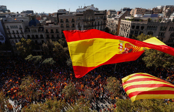 Miles de personas se manifestaban en el centro de Barcelona a favor de que Cataluña siga siendo parte de España.