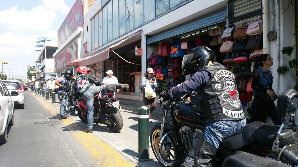 Motociclistas de varias partes de la República acuden a la Zona Piel hacer sus compras. 