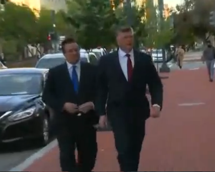 El ex asesor de campaña de Trump, Paul Manafort (Izq.), al ingresar en una oficina del FBI en Washington, DC, para declarar por los cargos derivados d