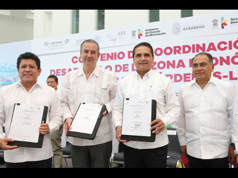 El gobernador de Michoacán, Silvano Aureoles y empresarios firmaron el acuerdo para consolidar así la primera ZEE interestatal Lázaro Cárdenas, Michoa