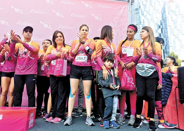 Hombres, mujeres, niños y varios artistas asistieron a la competencia anual.