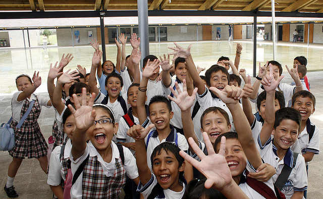 Niños felices en escuelas.