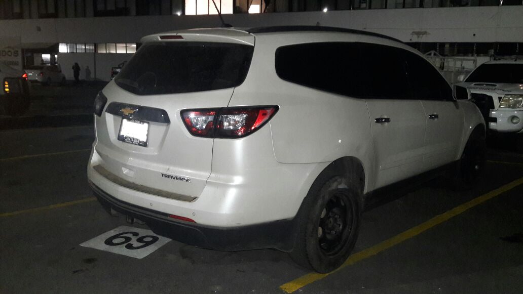 La policía detuvo un vehículo Chevrolet Traverse color blanco, donde había hombres armados.