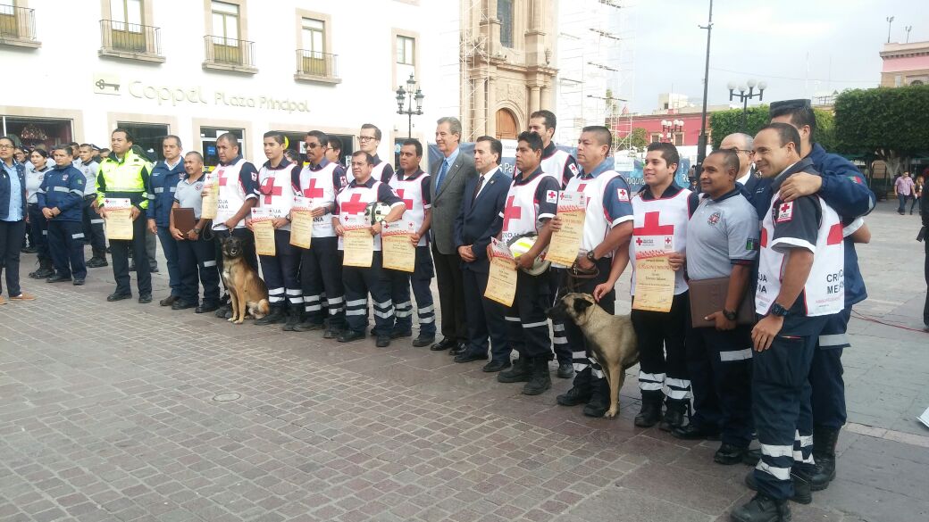Un total de 13 socorristas fueron reconocidos por sus labores que realizaron en el sismo del pasado 19 de septiembre, en la Ciudad de México.