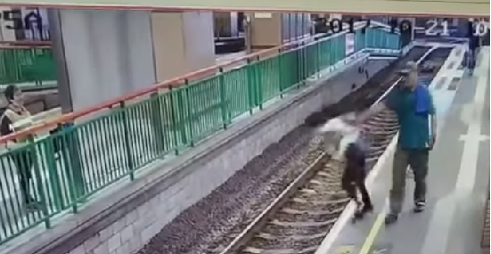 Un video muestra a un hombre de 56 años aventar a una mujer a las vías del tren en Hong Kong. 