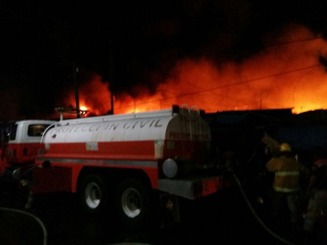 Bomberos intentan sofocar el incendio que inició alrededor de las 22:00 horas, en el mercado Adrián Castrejón, de Iguala.