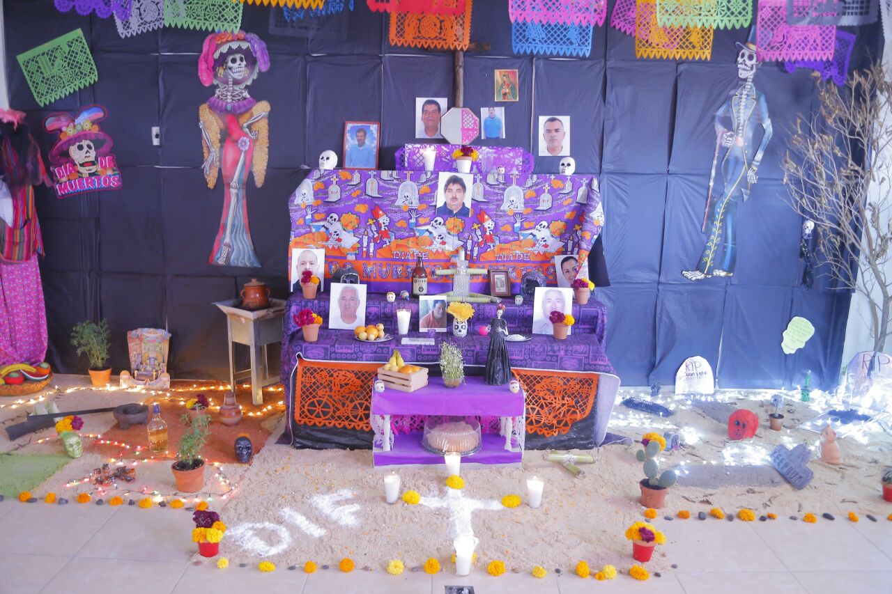 El DIF Torreón dedicó el altar de muertos a 11 trabajadores de la dependencia que han fallecido en la actual administración.