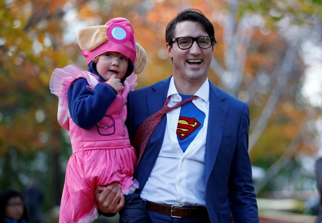 El primer ministro junto con su hijo se disfrazaron para celebrar Halloween.