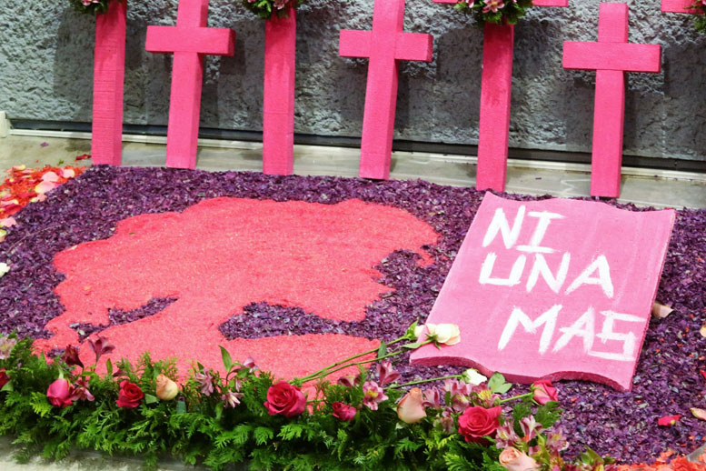 Un elemento importante del altar fue la mención "Ni Una mas", como protesta a los feminicidios. 