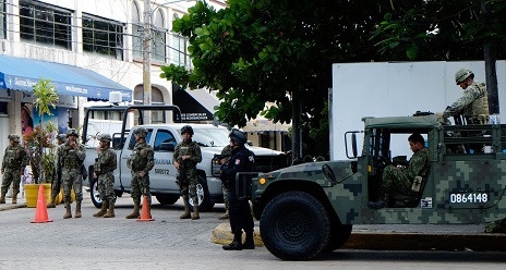 Elementos del Ejército y la Marina resguardan el inmueble donde se encuentran las mil 500 cajas de seguridad.